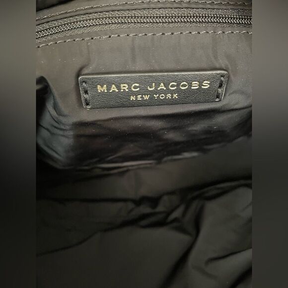 Marc Jacobs quilted puffer Travel Bag with guitar crossbody strap in black - Picture 4 of 16